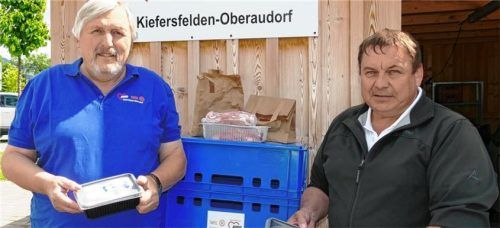 Die letzten Portionen des erlegten Wilds verteilten jetzt Hans Hanusch (links) und Engelbert Fuchs an die Bedürftigen der Kieferer Tafel.Foto Hoffmann