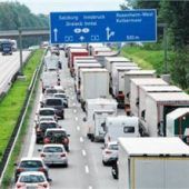 Lkw-Stau bis zum Seehamer See