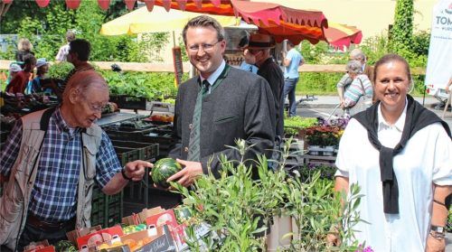 Das Stadtmarketing im Juni in Aktion: (von rechts) Alexandra Birklein, BürgermeisterStephan Schlier und Erwin Kühnel eröffnen den Wochenmarkt. Foto Hadersbeck