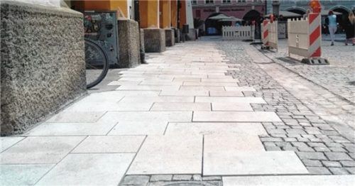 Die Mitarbeiter des Tiefbauamts haben hier Platten verlegt, die aus geschnittenem Granitmaterial bestehen.