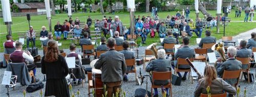 Die Musikkapelle Kiefersfelden spielt nach monatelanger Abstinenz endlich wieder vor Publikum.Foto Hoffmann