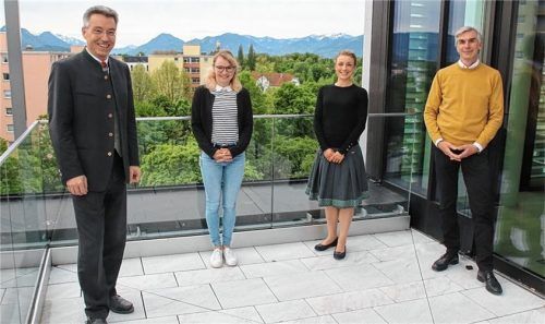 Die neue Leiterin der „Gesundheitsregion plus“, Carolin Heilmann (Zweite von links), neben (von links) Landrat Otto Lederer, Abteilungsleiterin Nina Mascher und Dr. Wolfgang Hierl, Leiter des Rosenheimer Gesundheitsamtes.Foto Landratsamt Rosenheim