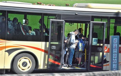 Die Schulbusse fahren wieder. Und die Schulbusunternehmen müssen sich im Normalbetrieb erstmal von Corona erholen. Foto Schlecker