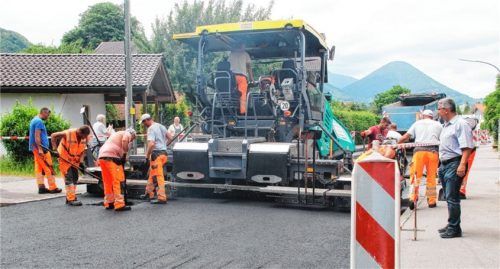 Die Teerarbeiten an der Kufsteiner Straße schreiten voran: Ende der Woche soll der erste Bauabschnitt fertiggestellt sein. Foto Reisner