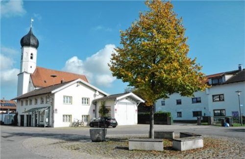 Dorfmittelpunkte wie der in Happing sollen gepflegt und gefördert werden, da sie die Verbundenheit mit dem Dorf fördern. Foto Schlecker