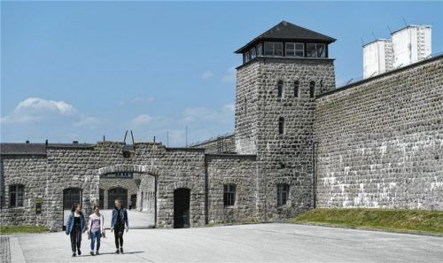 Drehort für Verschwörungstheoretiker: Stefan Bauer filmte sich vor dem ehemalige Konzentrationslager Mauthausen und verglich Impfstoffe mit Zyklon B. Foto dpa-Bildfunk