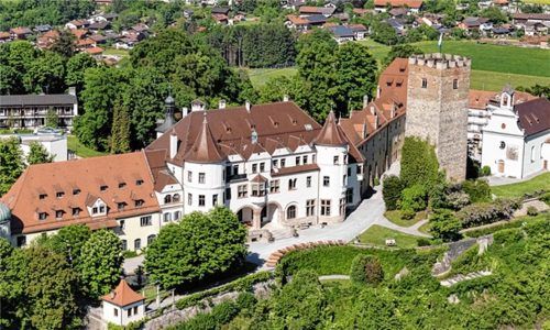 Drei Schüler wurden am Montag, 14. Juni, im Schlossinternat Neubeuern positiv auf das Coronavirus getestet. Mittlerweile sind 19 Personen infiziert. Foto Schlossinternat Neubeuern