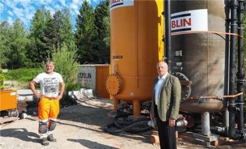 Eggstätts Bürgermeister Christian Glas (rechts) und Bauamtsleiter Wast Weber begutachten die beiden Aktivkohlefilter. Fotos Gemeinde