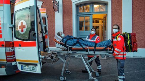 Ehrenamtliche Mitarbeiter der BRK-Bereitschaft Kolbermoor freuen sich auf neue Aktive (von links): Andrea Wiederer, die sich für Übungszwecke als Patientin zur Verfügung gestellt hat, Sarah Gärtner und Felix Daum. Foto re