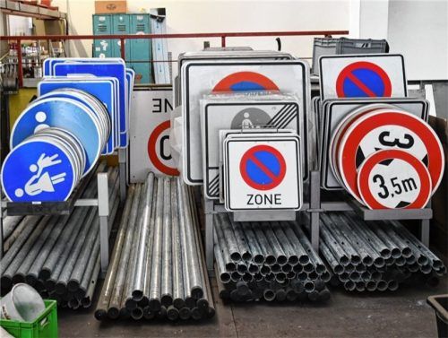 Ein buntes Sammelsurium: Im Rosenheimer Baubetriebshof sind zahlreiche klassische Verkehrszeichen vorrätig. Foto Schlecker