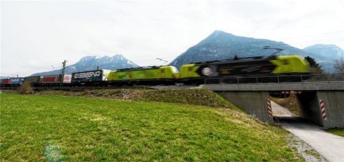 Ein Güterzug fährt durch das Inntal. In dem Tal wird gegen den geplanten Bau einer neuen Trasse in Richtung Brennerbasistunnel protestiert. Nach der Bekanntgabe des Streckenverlaufs für mögliche neue Gleise Richtung Brenner fordern Vertreter in der Region Nachbesserungen, insbesondere weitere Untertunnelungen. Foto dpa