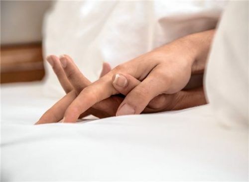 Ein Mann und eine Frau liegen zusammen in einem Bett. Bei der Beurteilung, ob der Sex einer 17-Jährigen mit einem 24-Jährigen in beiderseitigem Einvernehmen stattgefunden hatte, tat sich ein Rosenheimer Gericht schwer. Foto dpa