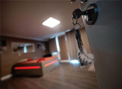 Ein Zimmer in einem Bordell. Eine Prostituierte aus Rosenheim muss sich derzeit vor Gericht verantworten, weil sie die Krankenkasse betrogen haben soll. Foto dpa