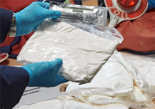 Ein Zollbeamter präsentiert auf einer Pressekonferenz im Jahr 2014 einen Amphetamin-Fund. Foto dpa