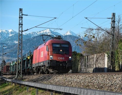 Ein Zug der ÖBB, der auf der Bestandsstrecke durch das Inntal fährt. Optimalen Lärmschutz nach Neubaustandard ist eine Forderung, die die Resolution für die bestehende Trasse Richtung Süden enthält.Foto Ruprecht