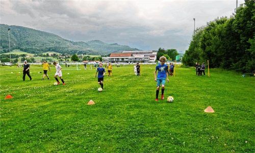 Eindrücke vom Trainingsstart bei den Fußballern des TSV Bernau. Viele neue, jüngere Spieler sind dazugekommen, sodass derzeit die Einordnung in die Altersstufen erfolgt. Auch eine Mädchenmannschaft gibt es nun. Foto Hötzelsperger