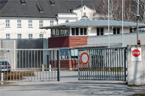 Eine 32-jährige Frau, deren Bruder derzeit eine Haftstrafe verbüßt, hat vor Gericht schwere Vorwürfe gegen die JVA Bernau erhoben. Sie richten sich in erster Linie gegen den Umgang mit drogenabhängigen Insassen. Foto dpa