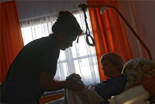 Eine Frau wird von einer Pflegerin betreut. In Traunstein musste sich jetzt eine 49-jährige Pflegekraft vor Gericht verantworten, nachdem sie ein dementes Ehepaar in Rosenheim misshandelt hatte. Foto dpa