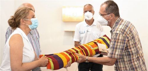 Eine Hängematte für den Ruheständler: Das Team der Seelsorge, bestehend aus Monika Eichinger, Josef Fürsich-Niedermeier (verdeckt) und Andreas Fuchs (Mitte), überreicht Pastoralreferent Josef Klinger sein Abschiedsgeschenk. Fotos Romed-Kliniken