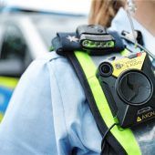 Polizisten geschlagen und Pkw demoliert