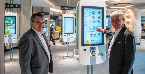 Einfach und in Ruhe können Gäste wie Bürgermeister Klaus Meixner (links) und Franchisenehmer Michael Heinritzi an den Displays bestellen.Fotos Plettenberg