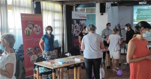 Einladung in die digitale Welt: Das Katholische Bildungswerk, die Caritas sowie das AWO-Mehrgenerationenhaus informierten die Besucher über ihr digitales Angebot.Foto re