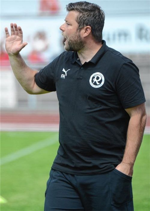 Engagiert und lautstark an der Seitenlinie: Florian Heller bleibt langfristig Trainer bei 1860 Rosenheim.Foto Franz Ruprecht