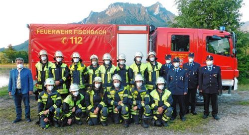 Erfolgreich: Die Prüflinge der Feuerwehr Fischbach, flankiert von Bürgermeister Stefan Lederwascher (links) sowie Kreisbrandmeister Franz Aichinger, Kreisbrandmeister Wolfgang Cerweny, Kreisbrandinspektor Martin Gruber und Kommandant Werner Tobien.Foto  Feuerwehr Fischbach