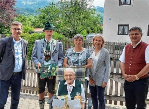 Es gratulierten (von links) Bürgermeister Georg Huber, Peter Sattlberger (Trachtenverein Grainbach), Johanna Bauer und Hildegard Heibler von der Frauengemeinschaft sowie Diakon Günter Schmitzberger. Foto  Hötzelsperger
