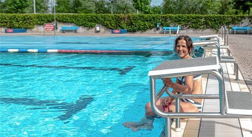 Eva Mevissen ist eine derjenigen Gäste, die sich am vergangenen Wochenende auch von der Testpflicht nicht von einem Freibadbesuch hatten abschrecken lassen. Ab dem heutigen Dienstag ist diese aber aufgehoben, Schwimmengehen ist jetzt wieder ganz spontan möglich. Fotos Thomae