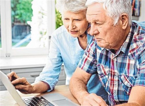 Experten erwarten in manchen Regionen mittelfristig sinkende Immobilienpreise. Wer verkaufen möchte, sollte sich daher rechtzeitig professionellen Rat einholen. Foto djd/www.immoverkauf24.de/Shutterstock/fizkes