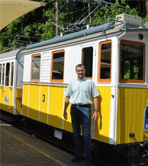 Florian Vogt, Geschäftsführer der Wendelsteinbahn, vor der alten „Lok 3“ in Brannenburg. Foto Forster