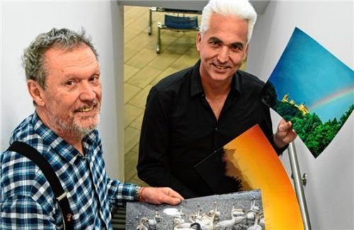 Fotograf und Schauspieler Hansi Kraus (links) und Dr. Ertan Mergen beim Hängen der Fotografien. Foto Hinterberger