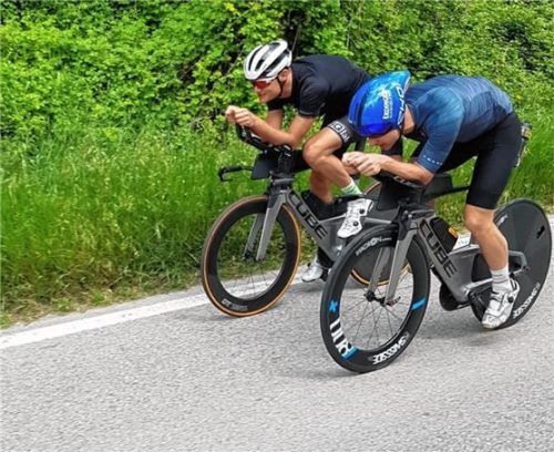Frederic Funk (rechts) trainierte zuletzt auch öfters mit Julian Erhardt. Die beiden Profi-Triathleten starteten bei der Challenge Kaiserwinkl-Walchsee. Der Unterwössener Funk siegte sensationell und holte sich damit den EM-Titel über die Mitteldistanz, Erhardt wurde Achter.Foto privat