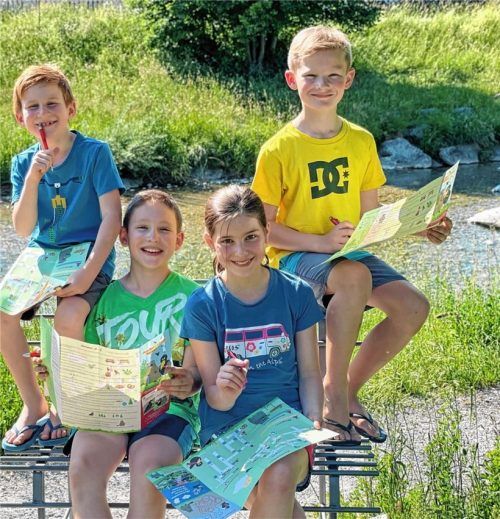 Freude beim Rätselspaß hatten bereits die Geschwister Martin (links) und Magdalena Hendlmeier sowie ihre Freunde Sebastian (Zweiter von links) und Johannes Scholl (rechts). Foto H. Reiter