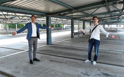 Freuen sich auf die kommenden Wochen: Kulturamtsleiter Wolfgang Hauck (links) und der Organisator des „Kulturparkhauses“, Michael Gartner. Foto Schlecker