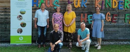 Freuen sich auf die künftige Zusammenarbeit: (von links) Leiter des Kita-Verbundes Inntal, Markus Kahler, Küchenleiter Markus Schuler, Kita-Leiterin Birgit Kreipl, Erzieherin Christine Latta, Biocoach Hubert Bittl und Öko-Modellregionsmanagerin Irmi Prankl.Foto re