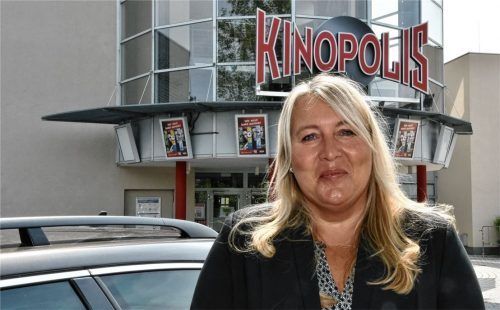 Freut sich darauf, am 1. Juli wieder öffnen zu dürfen: die Betriebsleiterin des Kinopolis Rosenheim, Janet Breucker. Foto Schlecker