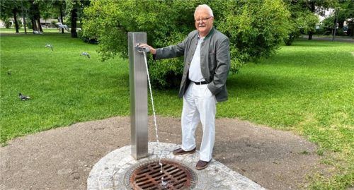 Freut sich über die neue Edelstahl-Trinkwasserstele im Salinpark: ÖDP-Stadtrat Horst Halser hat sich seit drei Jahren für eine Anschaffung starkgemacht. Foto Heise