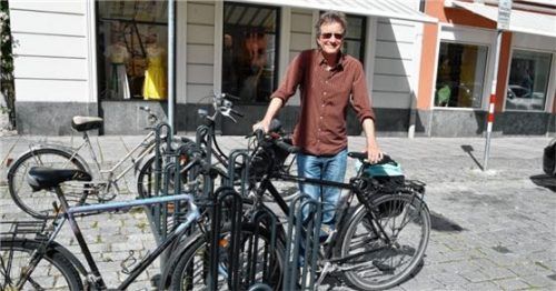 Freut sich über die zusätzlichen Fahrradständer: Stefan Schmid aus der Erlenau. Foto Schlecker