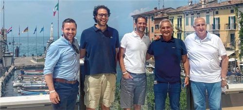 Freuten sich über das Wiedersehen: (von links) Zweiter Bürgermeister Daniel Artmann, Lazises Vizebürgermeister Filippo Costa, Oberbürgermeister Andreas März, Lazises Bürgermeister Dr. Luca Sebastiano und Claudio Bertoldi vom Partnerschaftskomitee Lazise. Alle Personen auf dem Bild sind geimpft oder vollständig genesen. Foto Stadt Rosenheim