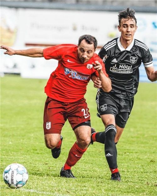 Für die Vereine aus der Bayernliga (links Markus Grübl vom TSV Wasserburg) und der Bezirksliga (rechts Philipp Zetterberg vom SV Westerndorf) stehen die Auf- und Abstiegsregelungen der neuen Saison fest. Foto John Cater