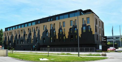 Für mehr Touristen braucht Rosenheim zunächst mehr Unterkünfte, ist im Tourismuskonzept der Stadt zu lesen. Doch bis die neuen Schlafstätten stehen braucht es bislang ein Weilchen. Im Fall des Hotels „My Home“ im Gewerbegebiet Oberfeld mehr als 18 Jahre. Foto Schlecker