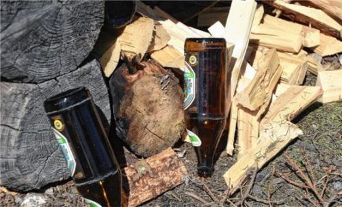 Gefährliche Kombination: Brennholz und leere Bierflaschen am Sulzberggipfel.Foto Ruprecht
