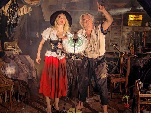 Gibt es sie wirklich, die Besucher aus dem All? Und verstehen sie Bairisch? Maria Imania und Sebastian Huber in derErfinderstube des Himmeguggas. Foto Ringsgwandl