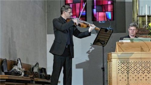 Gleich fünf Geigen brauchte Simon Steinkühler, begleitet von Michael Anderl, für Bibers „Rosenkranzsonaten“. Vier warten hinten darauf, gespielt zu werden. Foto Janka