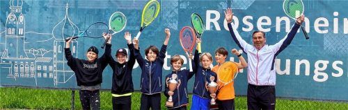 Groß war der Jubel bei den Nachwuchstennisspielern von 1860 Rosenheim nach den Erfolgen bei der oberbayerischen Meisterschaft. Rechts Trainer Dieter Dörfler. Foto  1860 Rosenheim