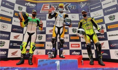 Gutes Gefühl: Beim Superbike-Rennen zur spanischen Superbike-Meisterschaft in Aragón holte sich Markus Reiterberger (Mitte) in beiden Durchgängen den Sieg in der Offenen Klasse. Foto RFME/Iván Terrón