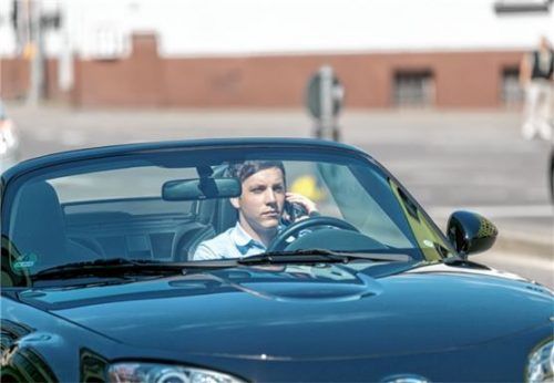 Handy am Steuer: das kann teuer werden und Punkte in Flensburg hageln. Fahrer haben die Möglichkeit, bei einem Fahreignungsseminar Punkte abzutragen. Foto dekra