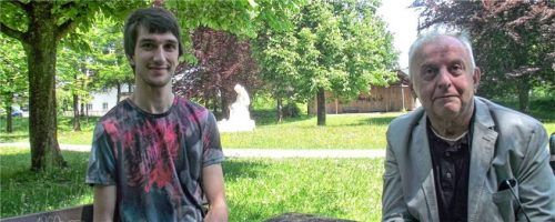 Hannes Huber mit Herbert John in einem Park in Kiefersfelden. Foto Riedl